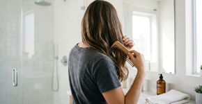 Pentear o cabelo antes ou depois do banho? A escolha muda conforme o tipo de fio