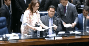 Katia Abreu rouba pasta da Mesa do Senado e sessão é suspensa