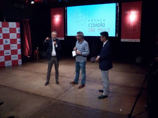 Jayme Garfinkel recebe prêmio de Marcelo Araújo, secretário de estadual de cultura