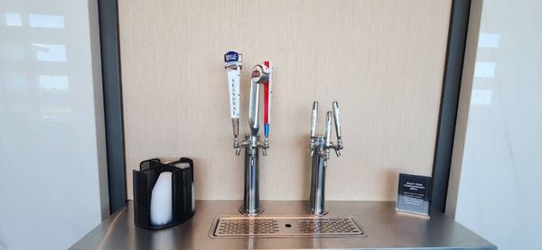 Lounge em Orlando oferece um ambiente confortável com snacks, bebidas à vontade e wi-fi