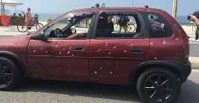 Ação usa carro baleado para relembrar morte de jovens no Rio