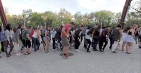 Homem viaja mais de 16 mil km e dança com 100 estranhos
