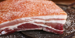 Kit ensina a produzir bacon em casa