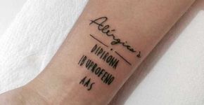 Tatuadora faz alertas no corpo para casos de emergências