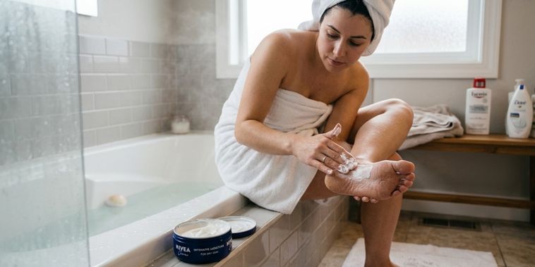 Featured main: Para prevenir rachaduras nos calcanhares, é importante hidratar os pés todos os dias, e não apenas quando já estão rachados