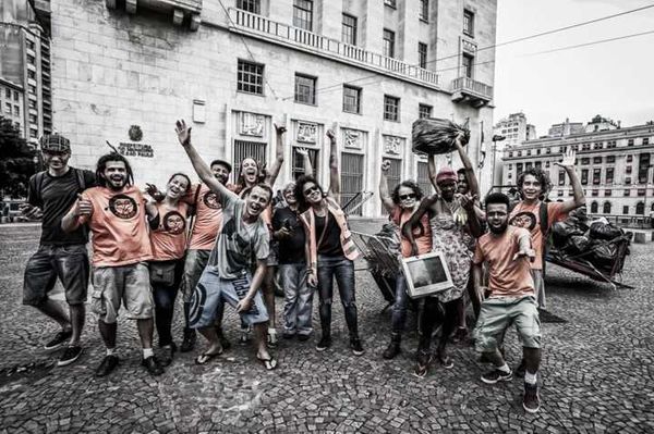 O movimento auxilia as pessoas na cracolândia e organiza eventos culturais