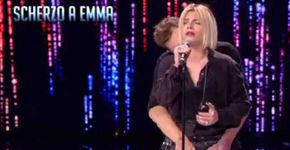 Cantora é assediada em TV e programa trata caso como brincadeira