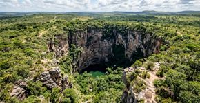 Uma caminhada de apenas 970 metros leva a duas plataformas diante de uma cratera de aproximadamente 100 metros de profundidade: o refúgio de Mato Grosso do Sul onde araras-vermelhas cruzam o céu sobre uma enorme dolina