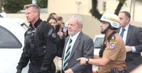 Policial que escoltou Lula ganha internet e é comparado a famosos