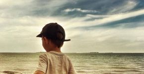 Mãe lacra em resposta à estranho que criticou saia de seu filho