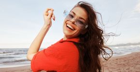 Cabelo pós-férias: como recuperar fios danificados por sol, piscina e mar