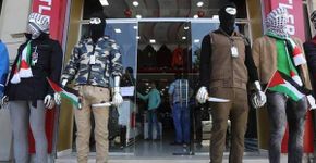 Loja ‘Hitler’ exibe manequins segurando facas em Gaza