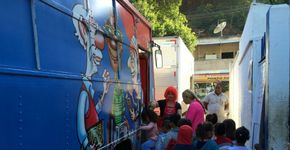 Biblioteca sobre rodas estimula leitura em escolas e praças