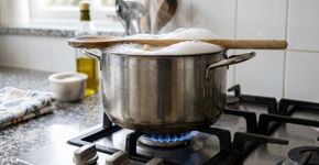 “Não derrama mais!” Quando for cozinhar Use colheres de pau sobre as panelas: 4 truques simples que fazem diferença