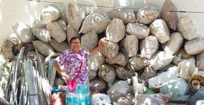 Mãe junta 300 kg de latinhas e ajuda filho a realizar sonho