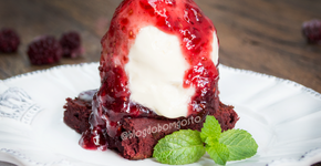 Saiba como preparar brownie red velvet + sorvete de cream cheese