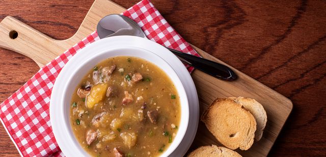 Cremoso e cheio de sabor: experimente este caldo de mandioca