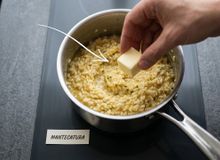 Featured side: Os italianos garantem: “Para deixar o risoto mais cremoso e com textura no ponto certo, o segredo é colocar uma colher de manteiga gelada”