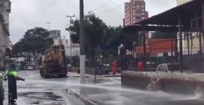 Funcionário da limpeza expulsa morador de rua com jato de água