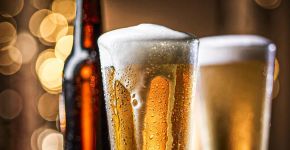 Esse truque caseiro gela a cerveja mais rápido que o freezer