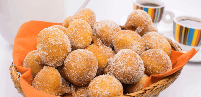 Bolinho de chuva sequinho e com gostinho de infância