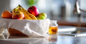 Mosquitinhos de fruta somem com truque simples usando pano de prato
