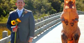 Noiva aparece no seu casamento vestida de dinossauro