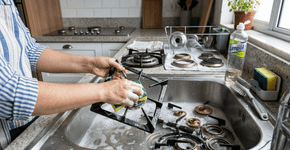 Nas casas onde o fogão está sempre sujo ou com bocas entupidas a prosperidade não entra porque o fogo representa o motor da fartura na cozinha
