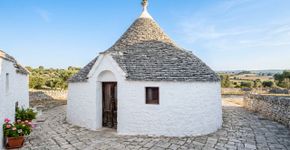 Mais de 1.500 pequenas casas de pedra com telhados cônicos e nenhuma argamassa: a cidade italiana onde uma técnica de construção com milhares de anos ainda forma bairros inteiros e continua fazendo parte da vida dos moradores