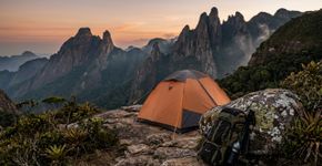 Mais de 200 quilômetros de trilhas atravessando 19,8 mil hectares de Mata Atlântica: o parque fluminense onde a travessia Petrópolis–Teresópolis percorre 30 quilômetros pela parte alta da Serra do Mar