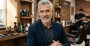 Os melhores cortes de cabelo curtos para homens acima de 50 anos: recomendações de cabeleireiros para abril de 2026