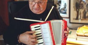 Caçulinha faz com o guitarrista Edgar Gianullo no Sesc Bom Retiro