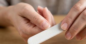 Lixar as unhas de um lado para o outro parece mais rápido, mas dermatologistas recomendam mover a lixa sempre na mesma direção para evitar enfraquecimento
