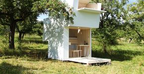 Casa móvel de madeira permite estadia confortável em meio à natureza