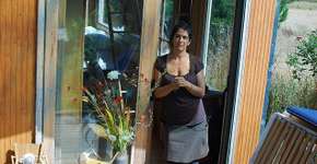 Mãe constrói casa com materiais recicláveis para fugir do aluguel