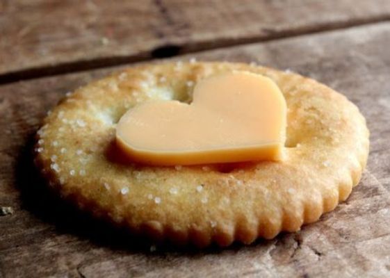 Um biscoito salgado e um pedaço de queijo cortado em forma de coração. Tem coisa mais simples e mais delicada que essa? Quem preferir, pode cortar um pedaço de goiabada cascão e colocar em cima do queijo. Nada mais romântico do que “Romeu e Julieta”!