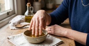 Receita caseira para unhas quebradiças: como usar azeite morno no cuidado semanal