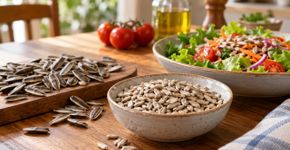 Rica em vitamina E, esta semente é um lanche energético que também pode beneficiar a saúde da pele
