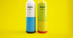 Homer e Marge Simpson viram garrafas de vinho