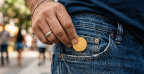 Use a simpatia da moeda no bolso para manifestar prosperidade constante e atrair abundância