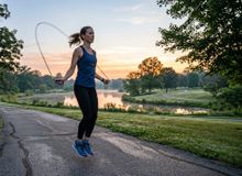 Featured side: Especialistas já afirmaram: “Pular corda 15 minutos por dia, 5 dias por semana, em ritmo moderado, queima 46.000 calorias por ano”