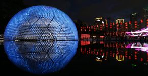 Em homenagem à lua cheia, pavilhão é construído com garrafas plásticas e luzes LED em Hong Kong