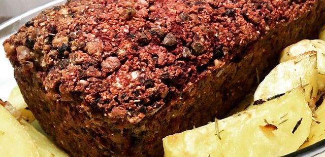 Bolo de ‘carne’ vegano com batatas rústicas extremamente saboroso