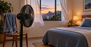 Arquiteto: “Para refrescar o quarto e dormir melhor quando estiver calor, coloque uma toalha atrás do ventilador; a água, ao evaporar, diminuirá a temperatura.”