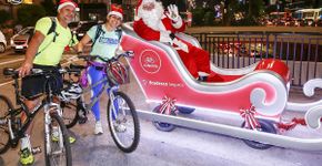 Papai noel chega de trenó na Paulista
