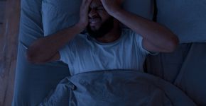 Demência: Estudo alerta para sinal que aparece durante o sono