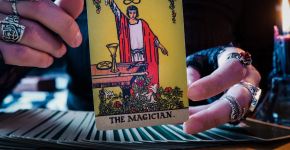 Bastão, taça, espada e pentáculo: entenda os símbolos da carta do Mago no Tarot
