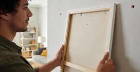 O truque pra pregar um quadro sem errar o furo e sem estragar a parede