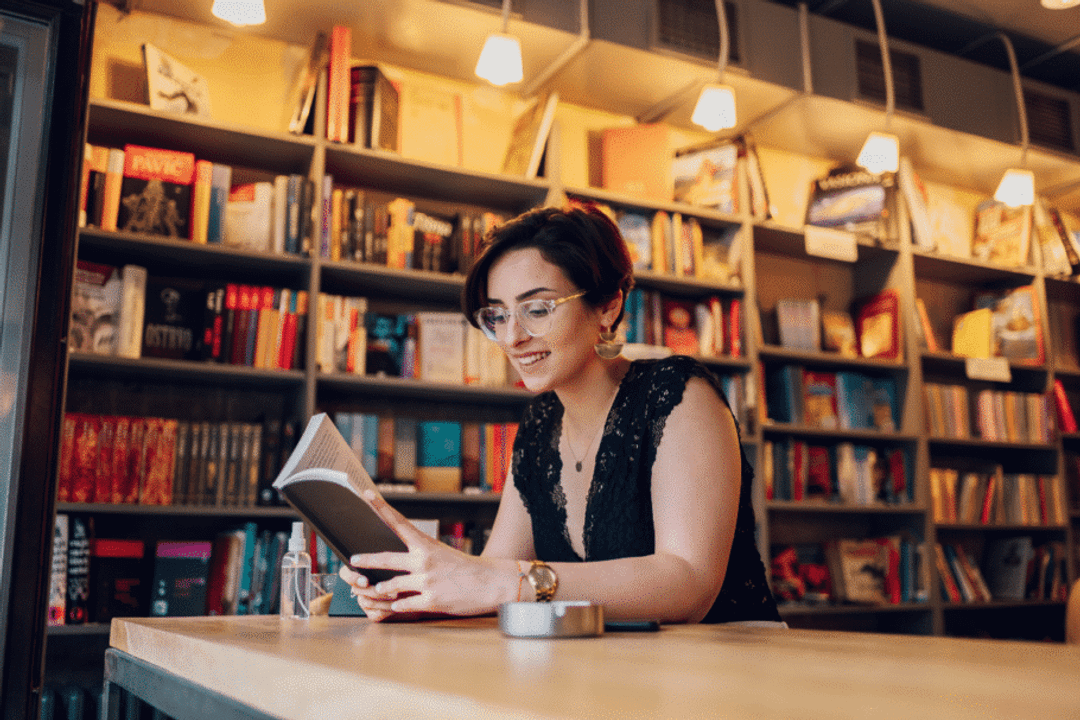A leitura de obras com narrativa linear pode facilitar o acompanhamento da história e o desenvolvimento dos acontecimentos (Imagem: Zamrznuti tonovi | Shutterstock)