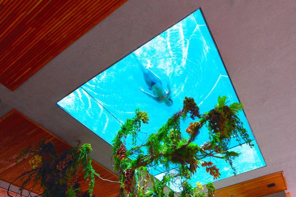 A piscina tem 155 metros quadrados,  fundo e laterais de vidro